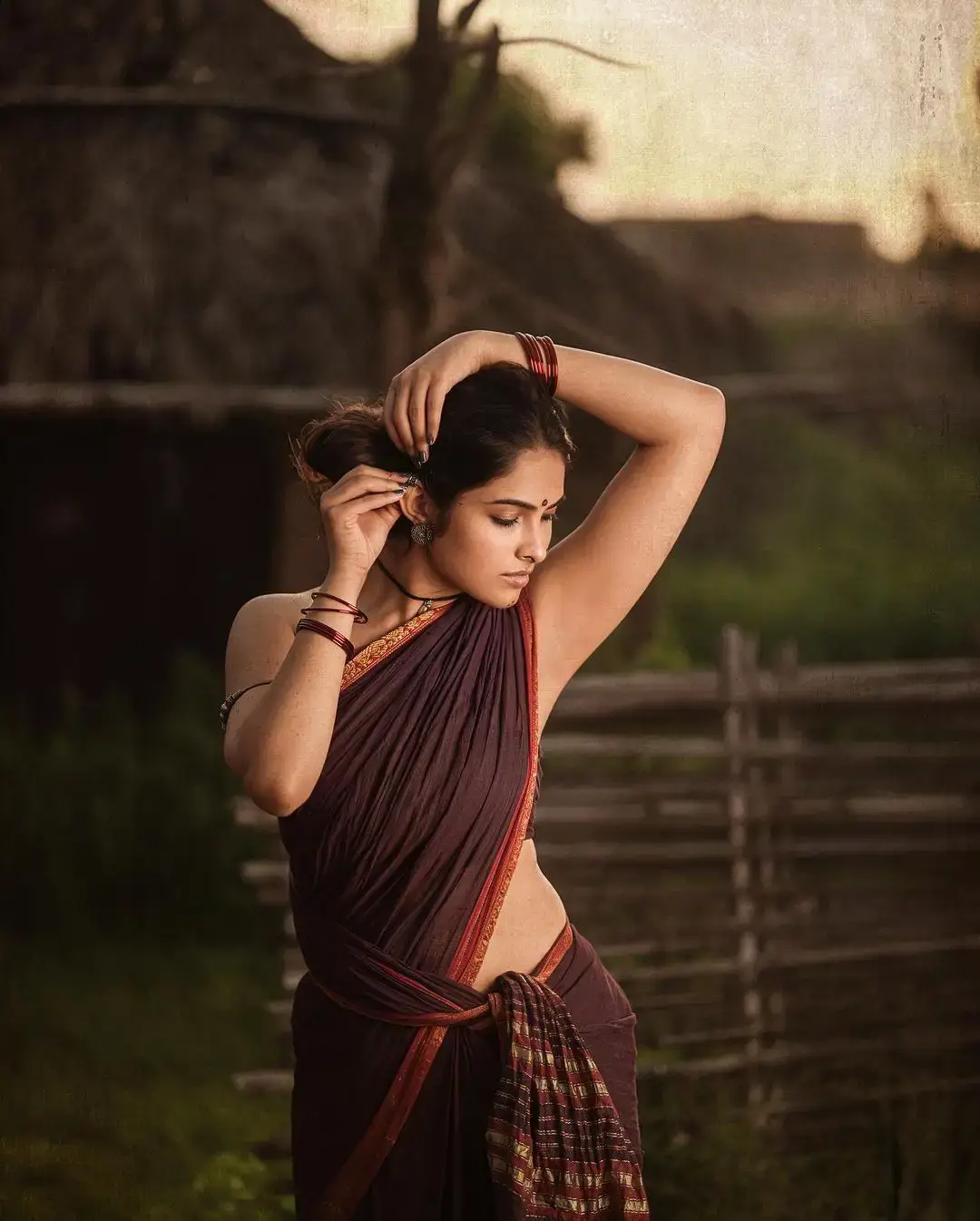 DIVI VADTHYA MESMERIZING LOOKS IN BEAUTIFUL MAROON SAREE 9